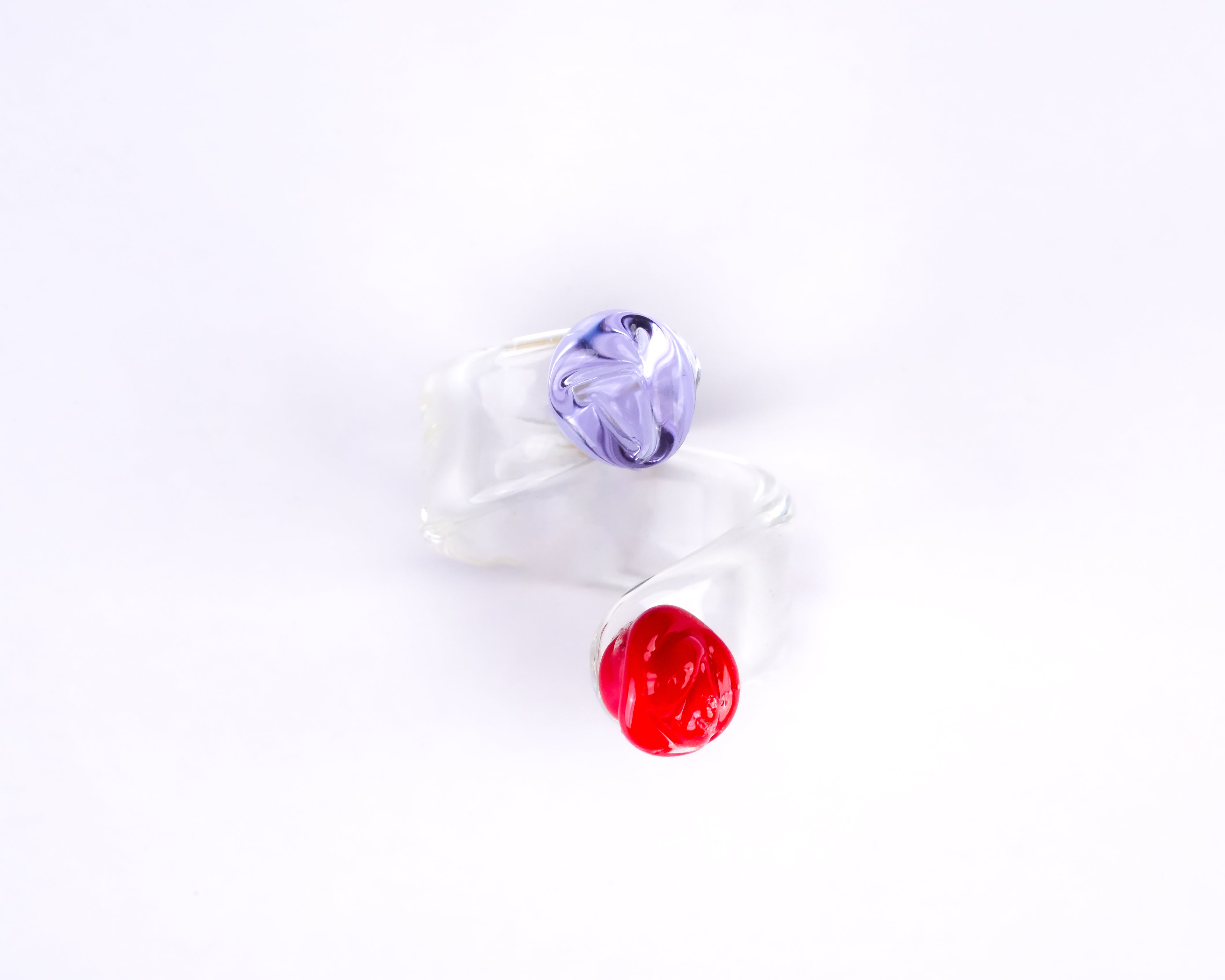 Handcrafted borosilicate glass twisted ring with roses in pink and red by AIROKAD STUDIO.